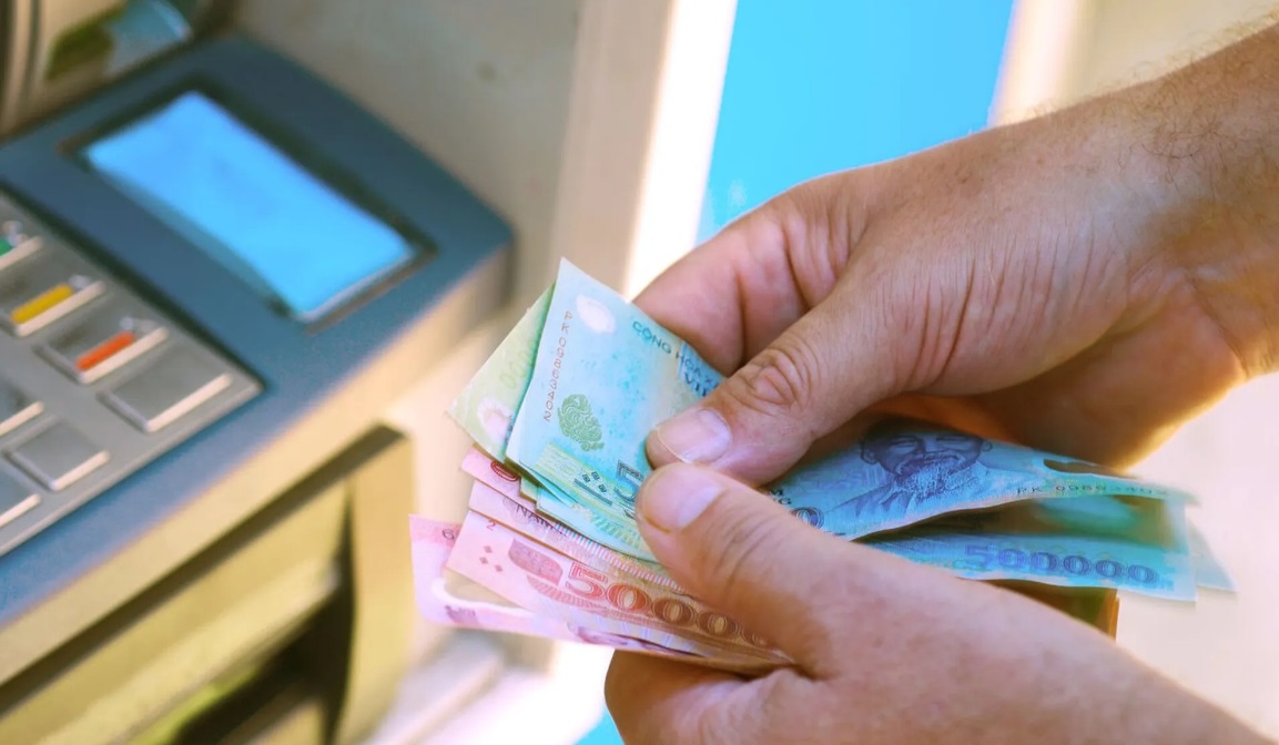 Hướng Dẫn Cách Nạp Tiền Vào MB Bank Siêu Đơn Giản, Nhanh Chóng 5 Nạp tiền vào thẻ MB Bank bằng cây ATM.
