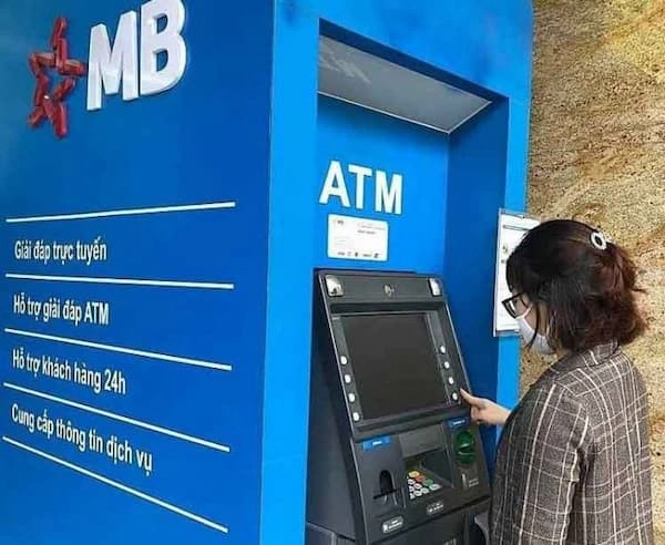 Tra cứu số tài khoản MB Bank tại cây ATM.