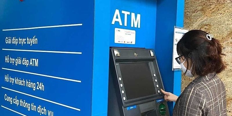 Giao dịch với ngân hàng MB Bank tại cây ATM